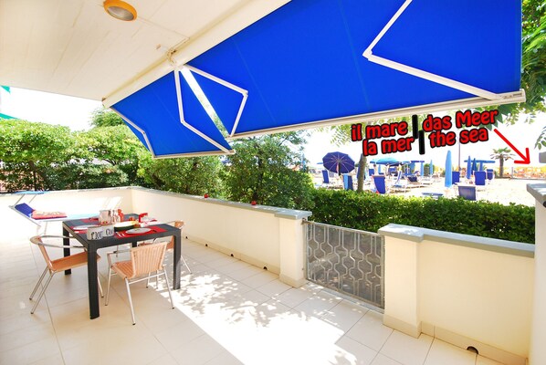 La terrazza fronte mare.
Seafront terrace