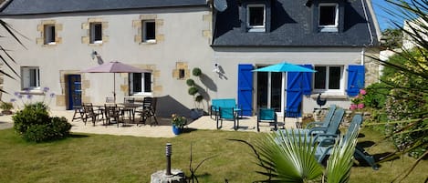 Toute la maison face Sud avec ses deux terrasses pour se restaurer ou diner