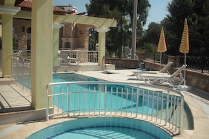 Terraces, swimming pool and child's splash pool, overlooks forest. H & C shower.