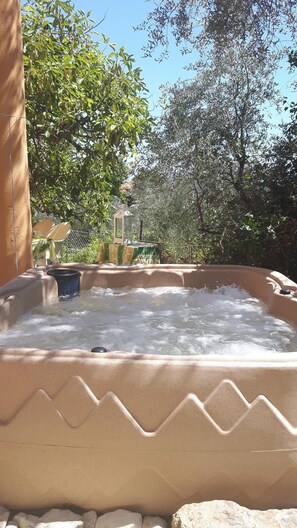 Outdoor spa tub