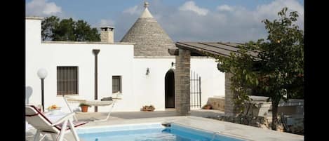 Within easy walking of UNESCO site  private secluded pool 2 bed & 2 shower rooms