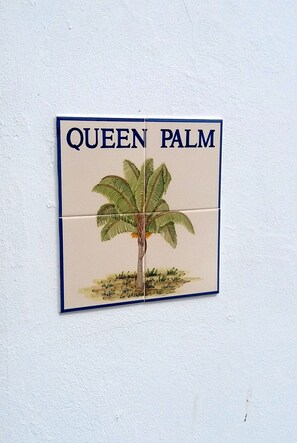 Queen Palm Apartment