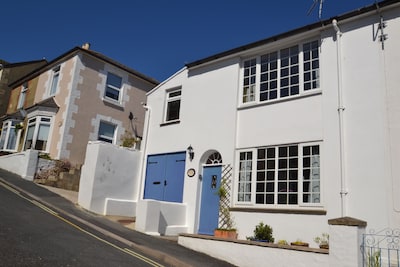 Smugglers - pretty cottage in quiet street in town, with easy access to beach