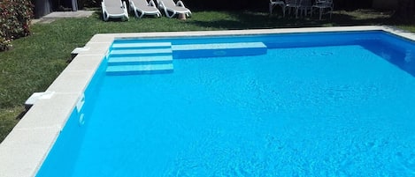 Vue partielle de la piscine