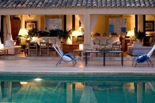 Poolside porch with dining seating for 20
