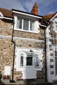 CRABPOT COTTAGE IN BEER, DELIGHTFUL 1 BED HOUSE, SEA VIEWS & 50 METRES FROM BEAC