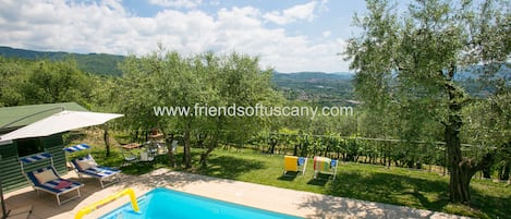 Lovely private pool, fenced