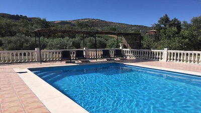 Lovely country house, walking distance to Montefrio, with private, gated pool 