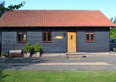 Beautiful 4 Star Rural Suffolk Cottage Overlooking Lake 