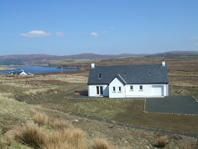 An Tigh Maiseach, Dunvegan: camas de TV, bañera de hidromasaje para 2 personas, iluminación inteligente