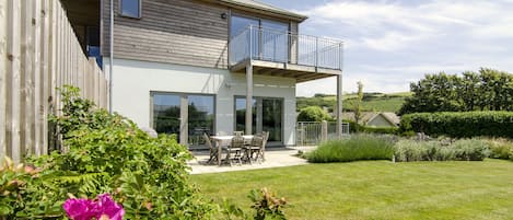 Annexe garden and balcony