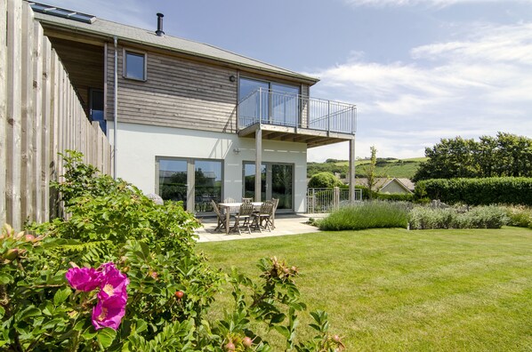 Annexe garden and balcony