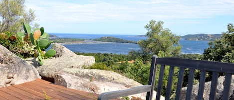 Belvédère avec point de vue sur le Golfo di Sogno, accessible par l'escalier