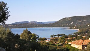 Vue sur la baie de Pinarello du séjour et des terrasses