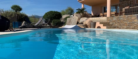 La piscine et la terrasse coin repas