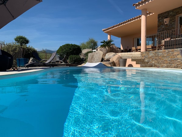 La piscine et la terrasse coin repas