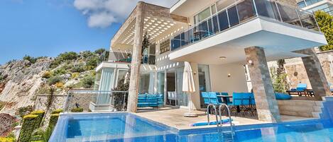 Villa Destiny 10m x 5m Infinity pool and Jacuzzi