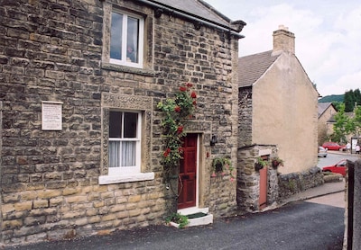 Traditional Stone Cottage With Garden, Parking & WiFi 