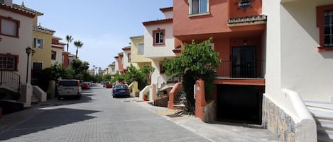 Haus (rot) von außen. 200 m diese ruhige Straße herunter und Sie sind am Strand!