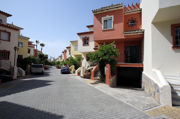 Haus (rot) von außen. 200 m diese ruhige Straße herunter und Sie sind am Strand!