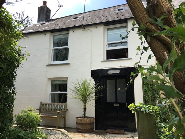 Pretty front of cottage and courtyard