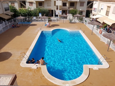 Hermoso apartamento de 1 cama (4 personas + infante) Aire acondicionado, piscina comunitaria, TV del Reino Unido
