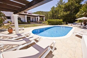 The swimingpool and sunbathing area. http://www.villamarlis.com