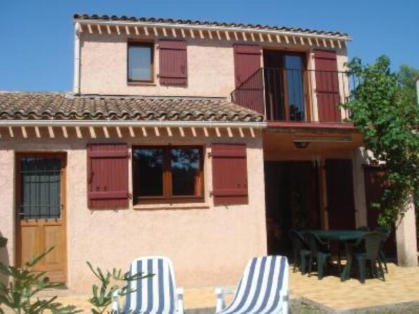 The villa with garden and terrace due south