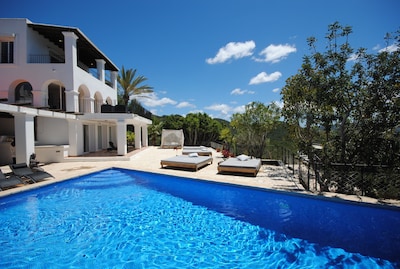 8 Bedroom Villa, Panoramic Sea Views, close to Cala Salada & San Antonio