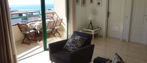 salón comedor con acceso a la terraza, soleado todo el día