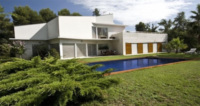 A modern and comfortable villa in a quiet and well-connected residential area