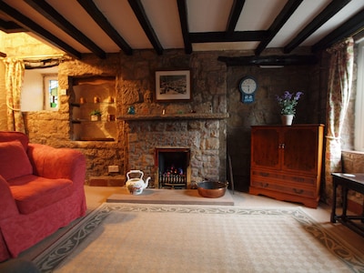 Gemütliche und komfortable Hütte aus dem 18. Jahrhundert im traditionellen Peak District Dorf.