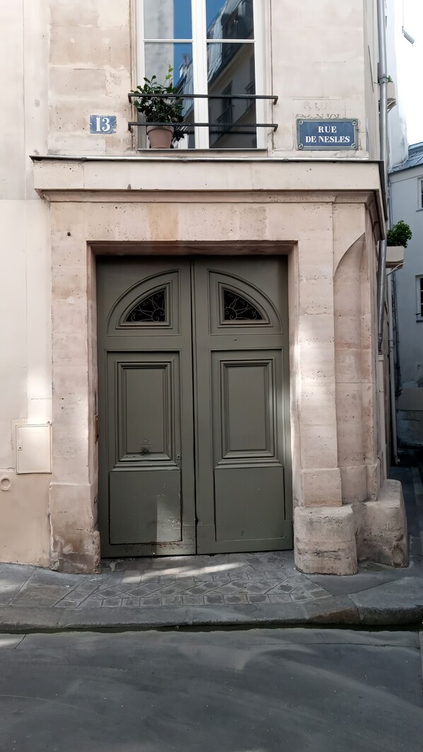 historical building rue de Nesle