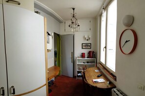 kitchen/dining area