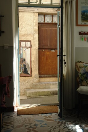 The opened door and the front door in the small street de la Claustre