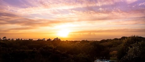 Vue sur le coucher du soleil et la piscine