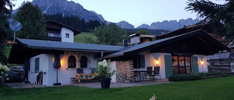 Voorzijde huis bij avond met op de achtergrond de Wilder Kaiser