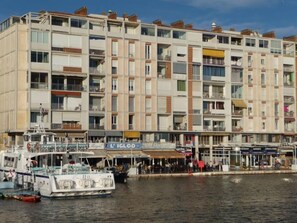 The waterfront with restaurants and cafés
