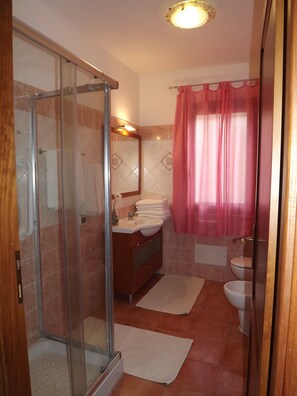 bathroom whit shower 