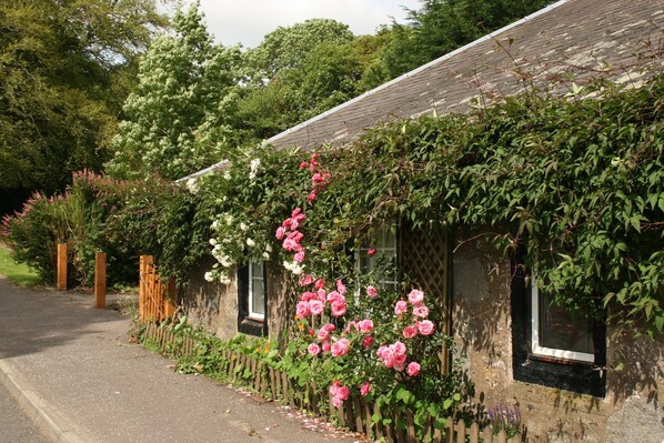 Cottage with 2 parking spaces and a large garden 