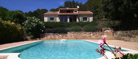 Piscine clôturée en pleine nature