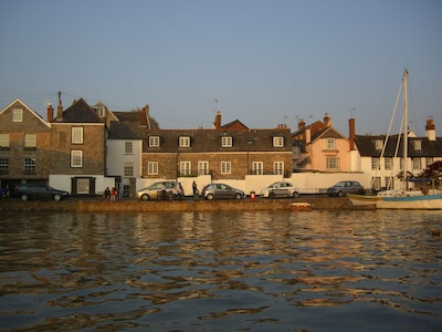 Two Bedroom Waterside Cottage With Balcony And Magnificent Views Of The Estuary