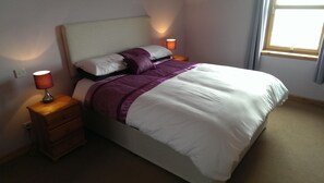 Master bedroom with ensuite and king size bed with memory foam mattress  