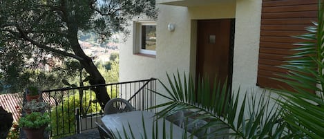 Entrée avec sa terrasse privée
