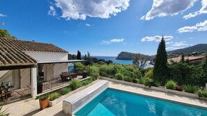 Swimming pool and the villa La Lezardière