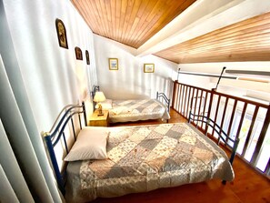 Mezzanine - twin bedroom