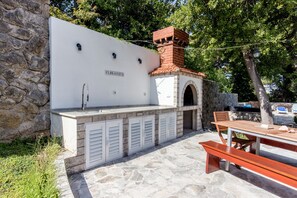The outside kitchen and BBQ 