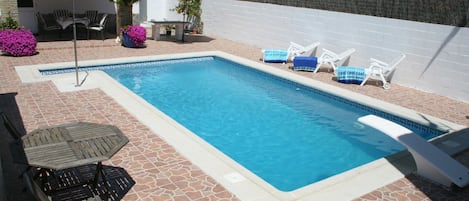 PRIVATE 8m x 4m deep pool, diving board, terrace, loungers, sun and shade, wifi