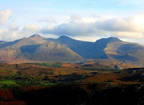 Macgillycuddy Reeks durch das Fenster