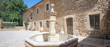 Le moulin et sa fontaine
